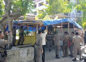 Satpol PP Padang Tertibkan PKL di Jalan Belibis Air Tawar Barat