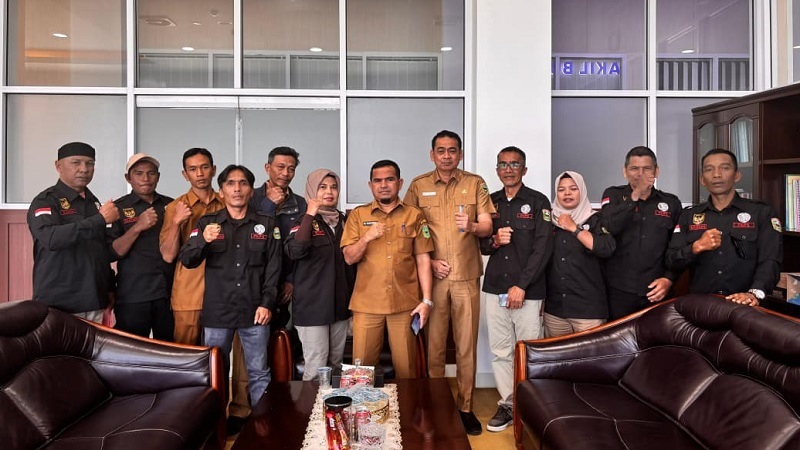 Pemkab Solok gelar audiensi dengan anggota Forum Komunikasi Penjaga Sekolah (FKPS) pada Selasa (26/8/2025)