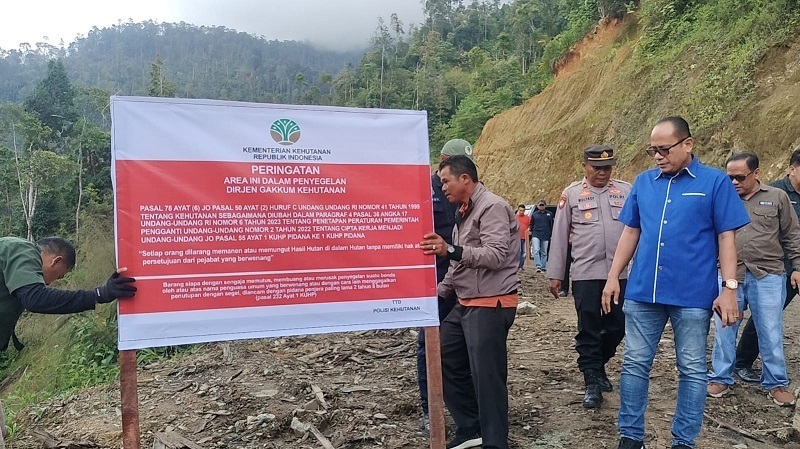 Pemkab Solok, Tim Gabungan Gakkum Kemenhut, dan Polres Solok Segel Pengambilan Kayu di Sariek Bayang (Foto: Kominfo)