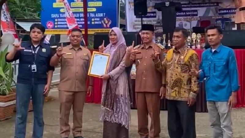 Peresmian perpustakaan dan pemberian NPP dari kepala dinas kearsipan dan perpustakaan daerah Pasbar kepada ibu pj wali nagari dan kepala perpustakaan Nagari Kajai (Foto: Ist)