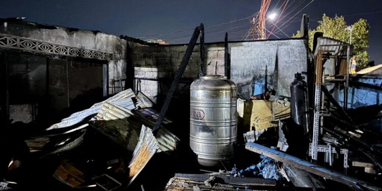 75 Warga Terdampak Kebakaran Lubuk Begalung, Wawako Padang Serahkan Bantuan