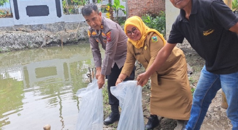 Kepala Dinas Perikanan dan Pangan Kabupaten Solok, Syoufitri, bersama Kapolsek Kubung, AKP Nafris (Foto: Ist)