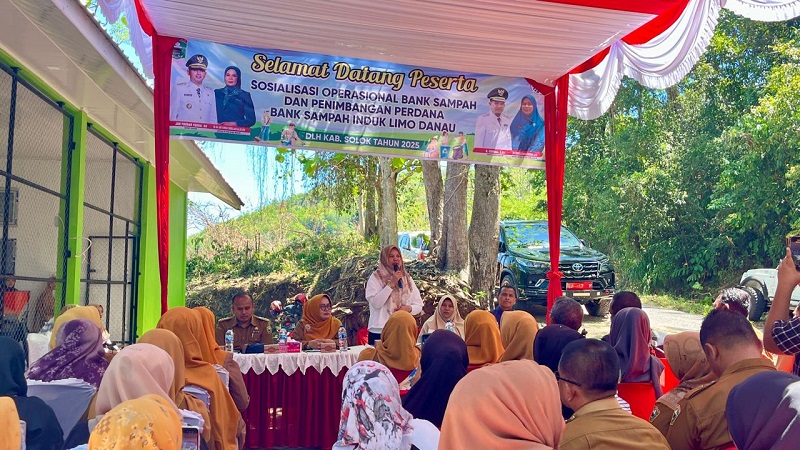 Pemkab Solok resmikan sosialisasi operasional dan penimbangan perdana Bank Sampah Induk (BSI) Limo Danau di Kecamatan X Koto Singkarak, Selasa (26/8/2025). (Foto: Ist)