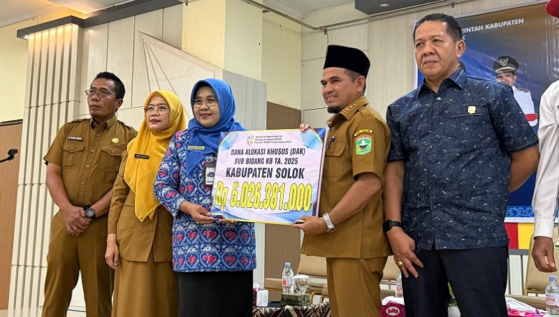 Wabup Solok berfoto usai Rapat Koordinasi Tim Percepatan Penurunan Stunting (TPPS), Selasa (05/08/2025) di Aula Islamic Center Koto Baru. (Foto: Kominfo)