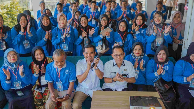 Wakil Bupati Solok bersama relawan antinarkoba (Foto: Ist)