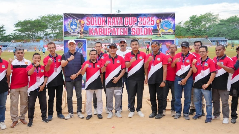 Wagub Sumbar Vasco Ruseimy mbuka Turnamen Solok Raya Cup (SRC) yang digelar pada Sabtu (23/08/2025) di Stadion Tuanku Tabiang GOR Batu Batupang Koto Baru. (Foto: Ist)