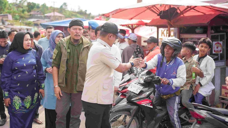 Buoati Solok Jon Pandu saat mengunjungi Pasar Bukit Sileh (Foto; Ist)