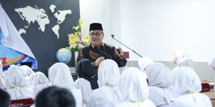 Ketua DPRD Sumbar Gelar Penguatan Pelatihan Dasar Kepemimpinan bagi Pengurus OSIS SMK se-Sumbar