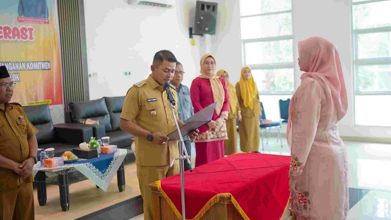 Bupati Solok Jon Firman Pandu saat mengukuhkan Bunda Literasi Kabupaten Solok (Foto: Ist)