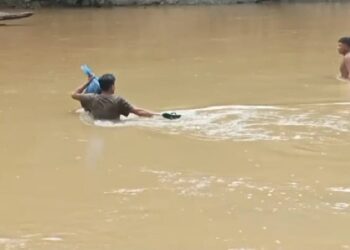 Jembatan Putus, Penghulu ini Rela Berenang Demi Menikahkan Catin di Pasaman