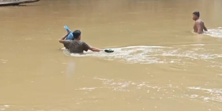 Jembatan Putus, Penghulu ini Rela Berenang Demi Menikahkan Catin di Pasaman