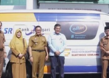 Bank Nagari Serahkan Satu Unit Mobil ke Pemko Bukittinggi untuk Antar Pasien RSUD