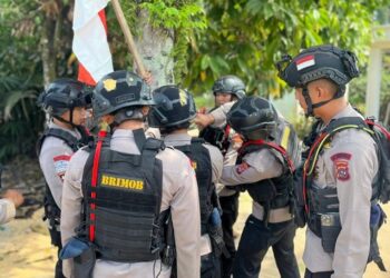 Satbrimob Polda Sumbar Batalyon C Pelopor Gelar Razia dan Bagikan Bendera Merah Putih