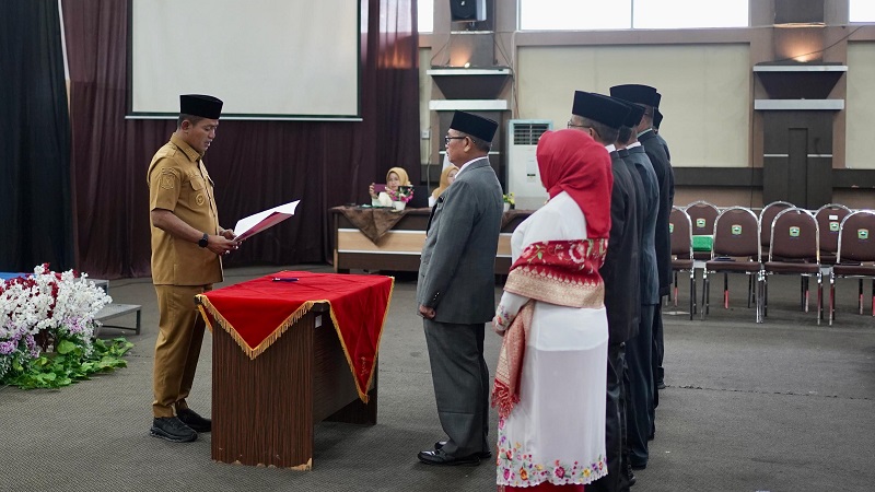 Bupati Solok Jon Pandu saat melantik Dewan Pendidikan Kabupaten Solok Periode 2025–2030 (Foto: Kominfo)