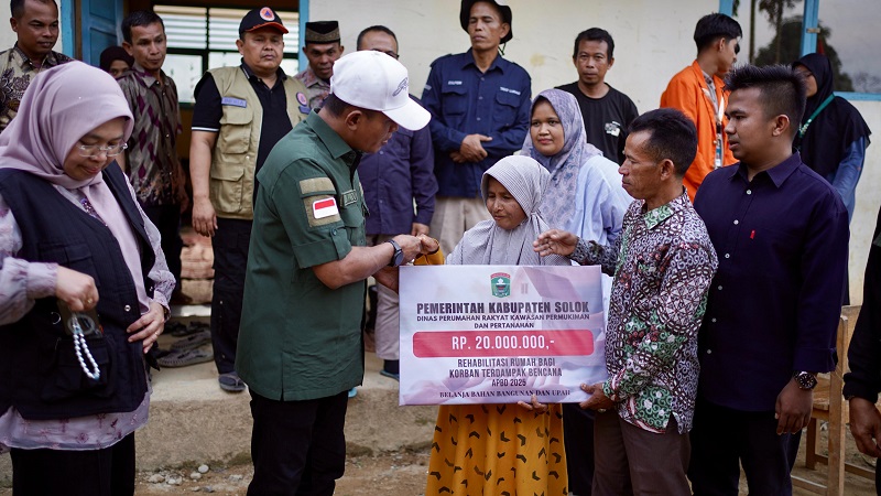 Bupati Solok, Jon Firman Pandu saat memberikan bantuan kepada salah seorang warga masyarakat Jorong Tigo Jangko, Nagari Tanjung Balik Sumiso, Sabtu (09/08/2025).