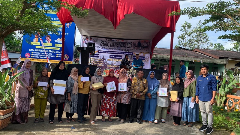 Wali Nagari dan Sekretaris Nagari Kajai bersama pemenang lomba literasi (lomba mewarnai, lomba baca puisi dan lomba menulis cerita berbasis buku bacaan) (Foto: Ist)