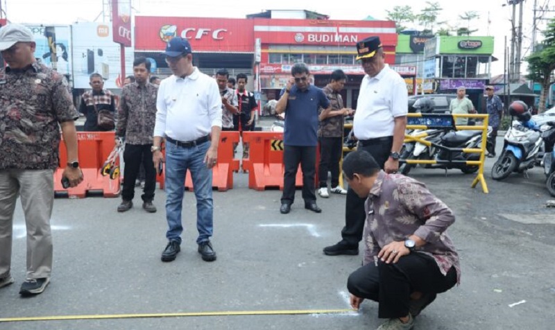 Wali Kota Payakumbuh Zulmaeta didampingi Wakil Wali Kota Elzadaswarman dan jajaran Pemko saat melakukan peninjauan sekaligus pemancangan lokasi relokasi pedagang korban kebakaran Pasar Payakumbuh, Kamis (28/8/2025).