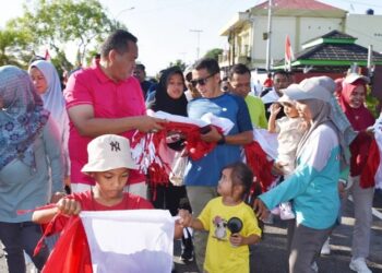 Wako dan Wawako Pariaman Bagikan 3.000 Bendera Merah Putih