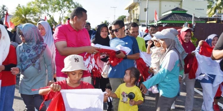 Wako dan Wawako Pariaman Bagikan 3.000 Bendera Merah Putih