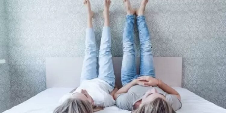 Pose Angkat Kaki ke Dinding untuk Atasi Stres dan Perbaiki Sirkulasi