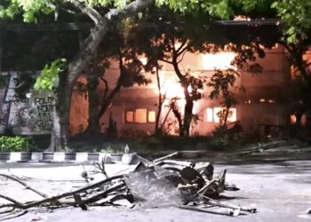 Kerusuhan Solo: Gedung DPRD Dibakar Massa Usai Tewasnya Pengemudi Ojol