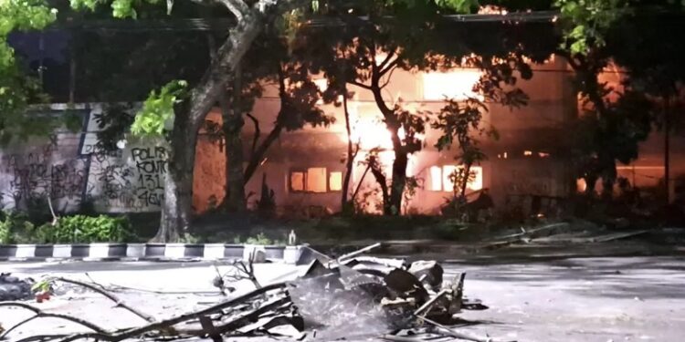 Kerusuhan Solo: Gedung DPRD Dibakar Massa Usai Tewasnya Pengemudi Ojol
