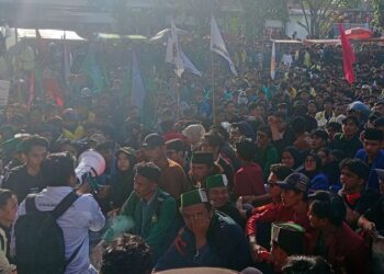 Aksi Demo di Padang Berlangsung Kondusif, Mahasiswa Gelar Aksi Bersih-Bersih Sampah