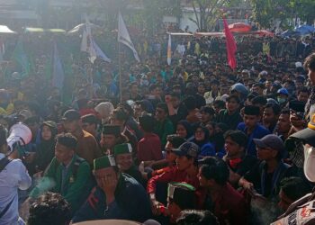 Ribuan demonstran padati Gedung Kantor DPRD Sumbar.[foto : sci/yrp]