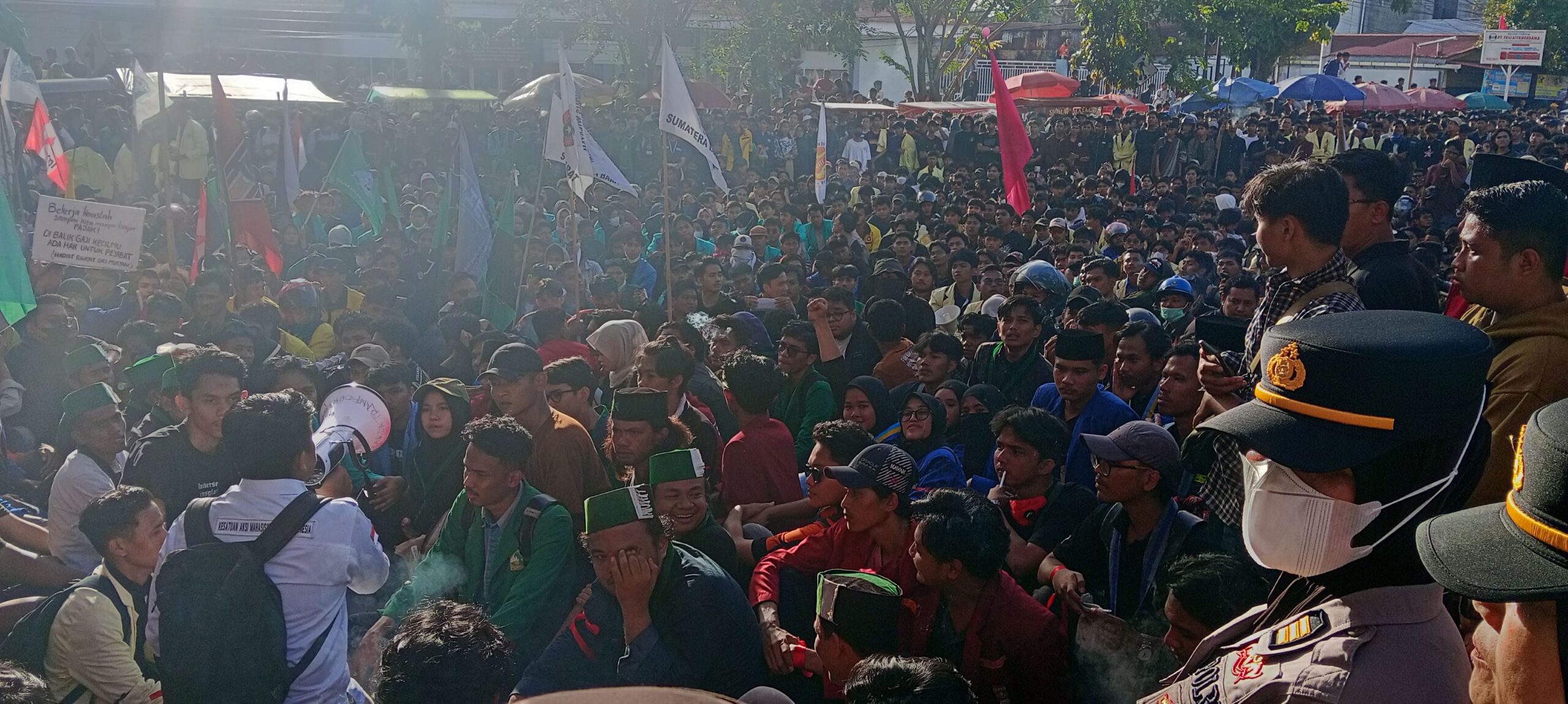 Ribuan demonstran padati Gedung Kantor DPRD Sumbar.[foto : sci/yrp]