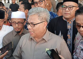 Ketua DPRD Sumbar, Muhidi saat wawancara dengan media.[foto : sci/yrp]