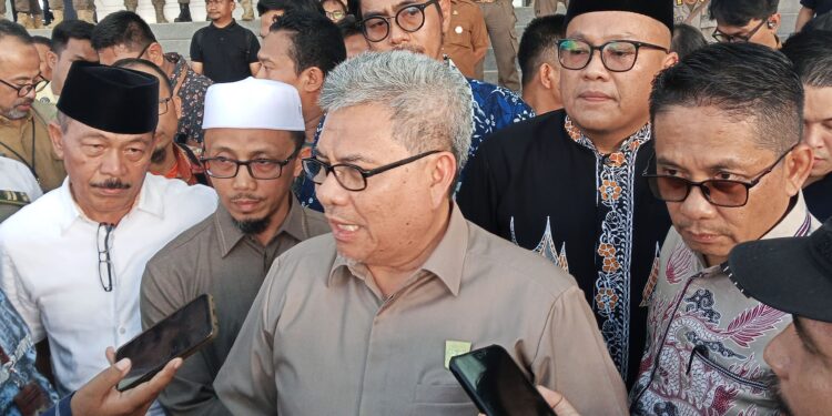 Ketua DPRD Sumbar, Muhidi saat wawancara dengan media.[foto : sci/yrp]