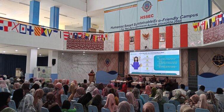 Sosialisasi peningkatan penggunaan sediaan farmasi dan alat kesehatan produksi dalam negeri di Aula Peltekpel Sumbar oleh Ade Rezki Pratama.[foto : sci/yrp]