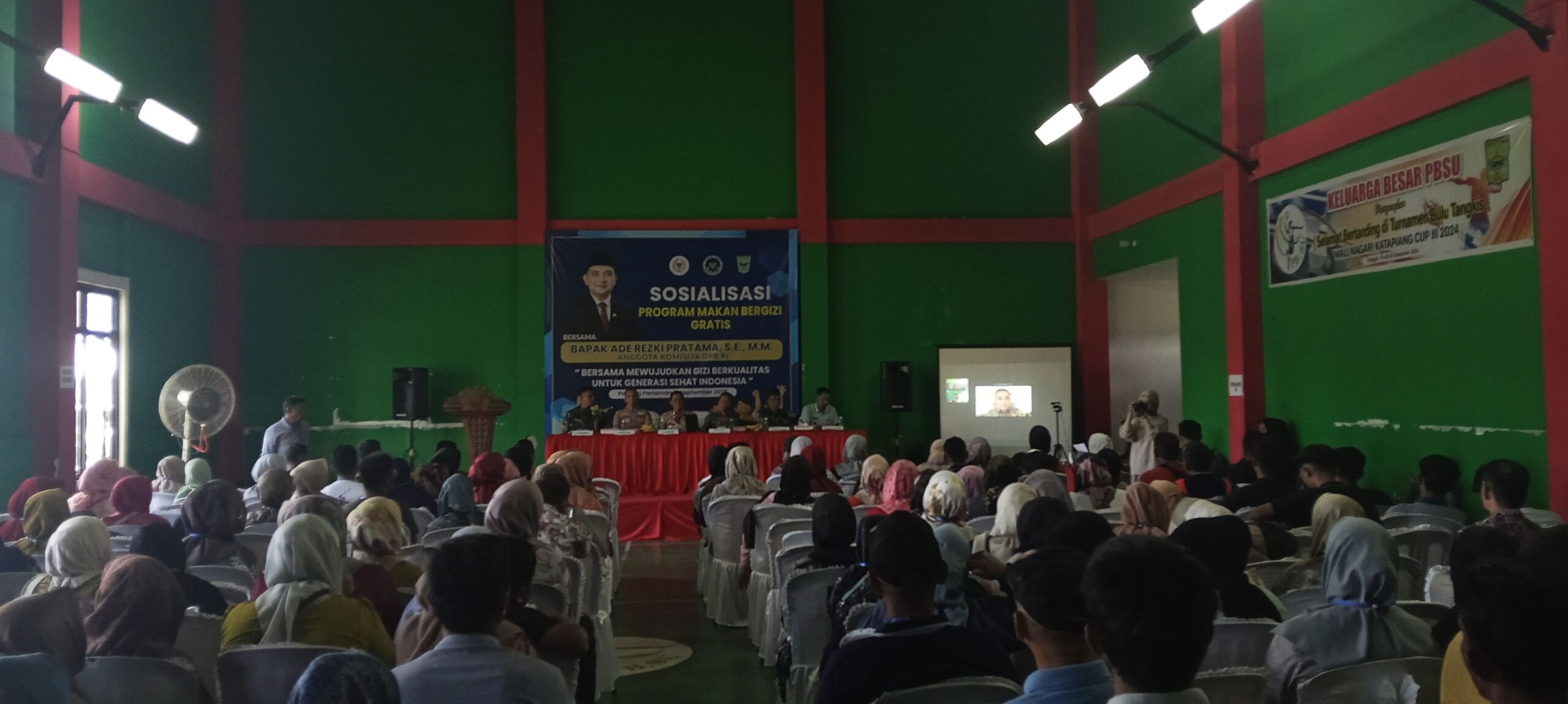 Sosialisasi program MBG oleh Ade Rezki Pratama di Aula Badminton PBSU Batang Anai. Kamis, (11/9) [foto : sci/yrp]