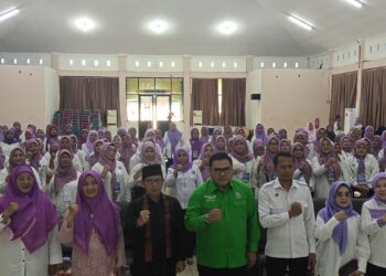 Foto bersama pada kegiatan Sosialisasi MBG terhadap Perempuan Bangsa Sumbar. Senin, (15/9) [foto : sci/yrp]