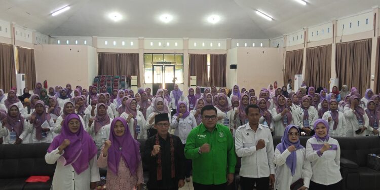 Foto bersama pada kegiatan Sosialisasi MBG terhadap Perempuan Bangsa Sumbar. Senin, (15/9) [foto : sci/yrp]