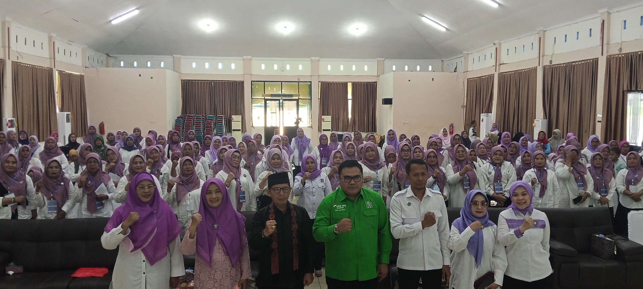 Foto bersama pada kegiatan Sosialisasi MBG terhadap Perempuan Bangsa Sumbar. Senin, (15/9) [foto : sci/yrp]