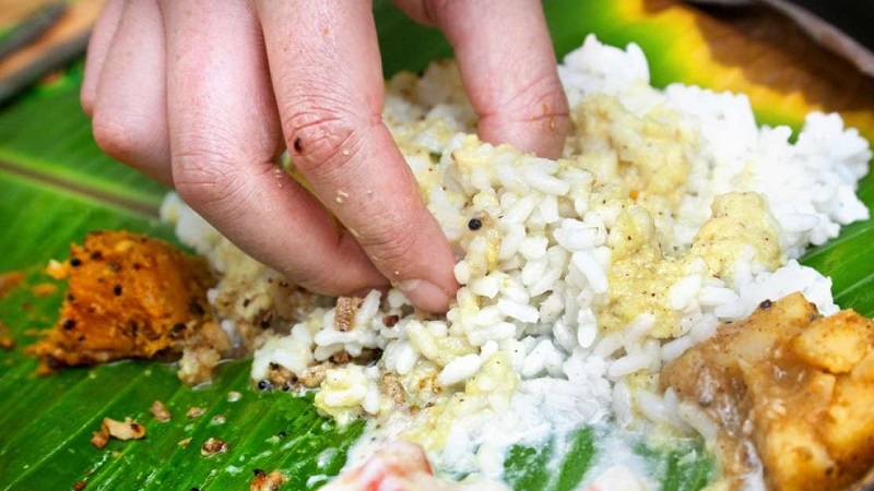 Makan menggunakan tangan (Foto: Ist)