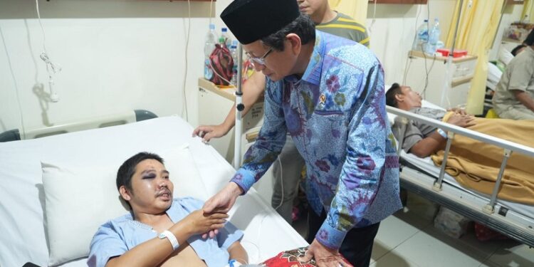 Menteri Agama Kunjungi Korban Kebakaran DPRD Makassar