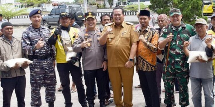 Pemo Pariaman Bagi Beras Gratis untuk Tukang Ojek, Upaya Ringankan Beban Hidup