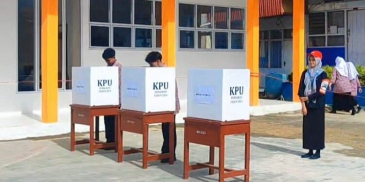 Edukasi Demokrasi Sejak Dini, SMKN 1 Padang Panjang Gelar Pemilu OSIS dengan Pengawasan Bawaslu