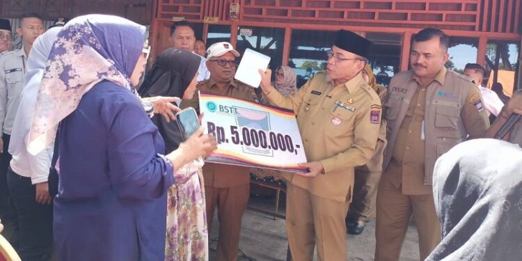 Ringankan Beban Warga, Pemko Padang dan Baznas Bantu Korban Kebakaran Nanggalo