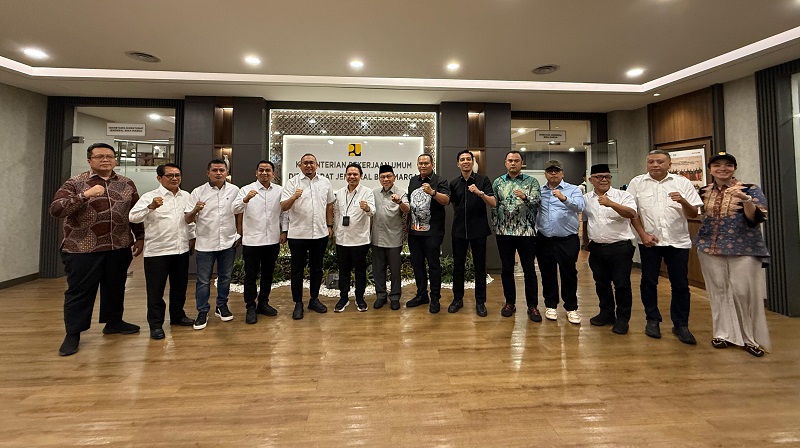 Sejumlah kepada daerah di Sumbar didampingi Andre Rosiade menghadiri rapat koordinasi strategis bersama Direktorat Jenderal Bina Marga Kementerian PUPR dalam rangka percepatan pelaksanaan program Inpres Jalan Daerah, Selasa (23/09/25).