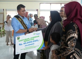 Pemkab Solok Serahkan Santunan Kematian Pekerja Rentan BPJS Ketenagakerjaan
