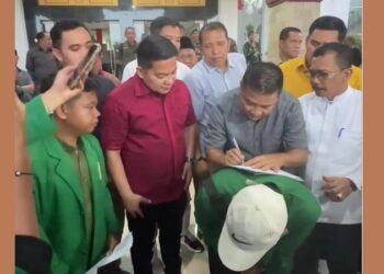 Aliansi Mahasiswa Bergerak Dharmasraya Gelar Aksi Unjuk Rasa di DPRD