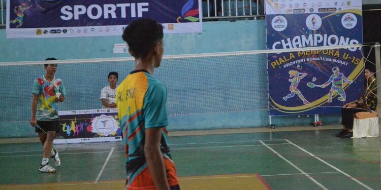Festival Bulutangkis U-15 Piala Menpora Regional Sumbar Resmi Dibuka