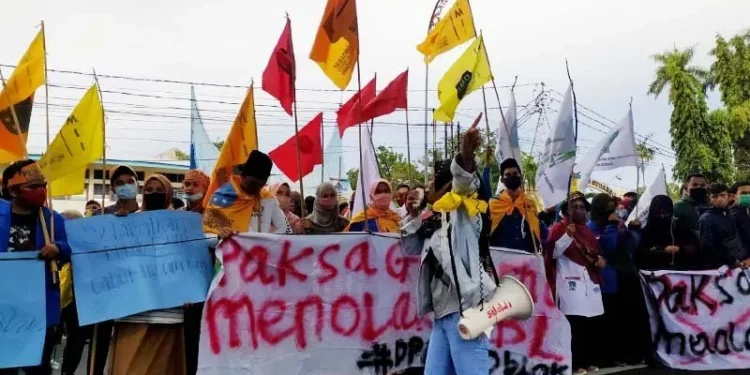 Massa Pendemo Padati DPRD Sumbar, Desak Hentikan Represi Aparat dan Sahkan UU Perampasan Aset