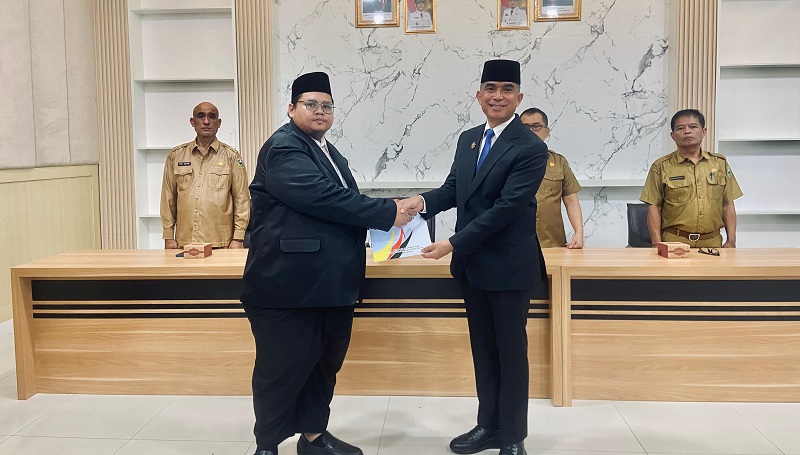 Pemkab Solok melantik Dico Adhya sebagai Direktur Perumda Solinda periode 2025-2029. (Foto: Ist)