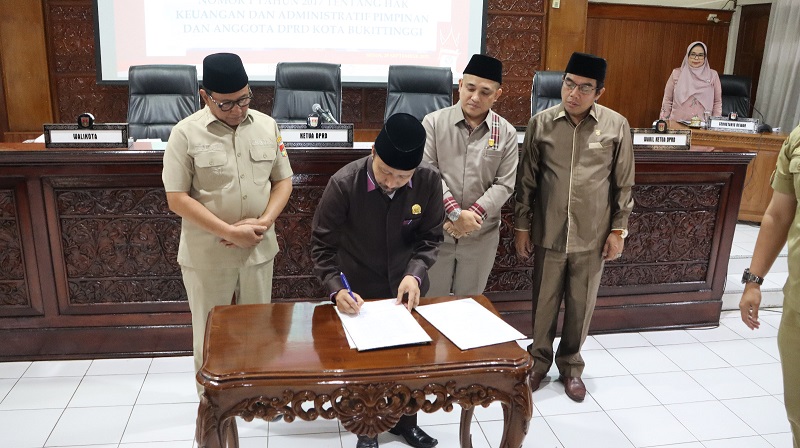 Penandatanganan oleh Wali Kota Pimpinan DPRD Kota Bukittinggi (Foto: Ist)