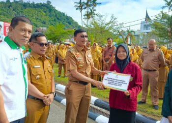 Bupati Hendrajoni Serahkan Beasiswa SKSS bagi Mahasiswa Pesisir Selatan