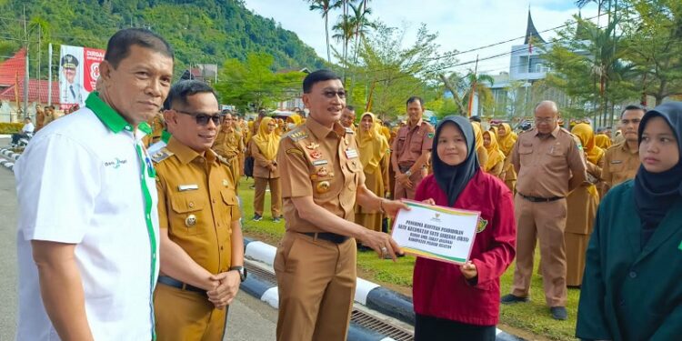 Bupati Hendrajoni Serahkan Beasiswa SKSS bagi Mahasiswa Pesisir Selatan